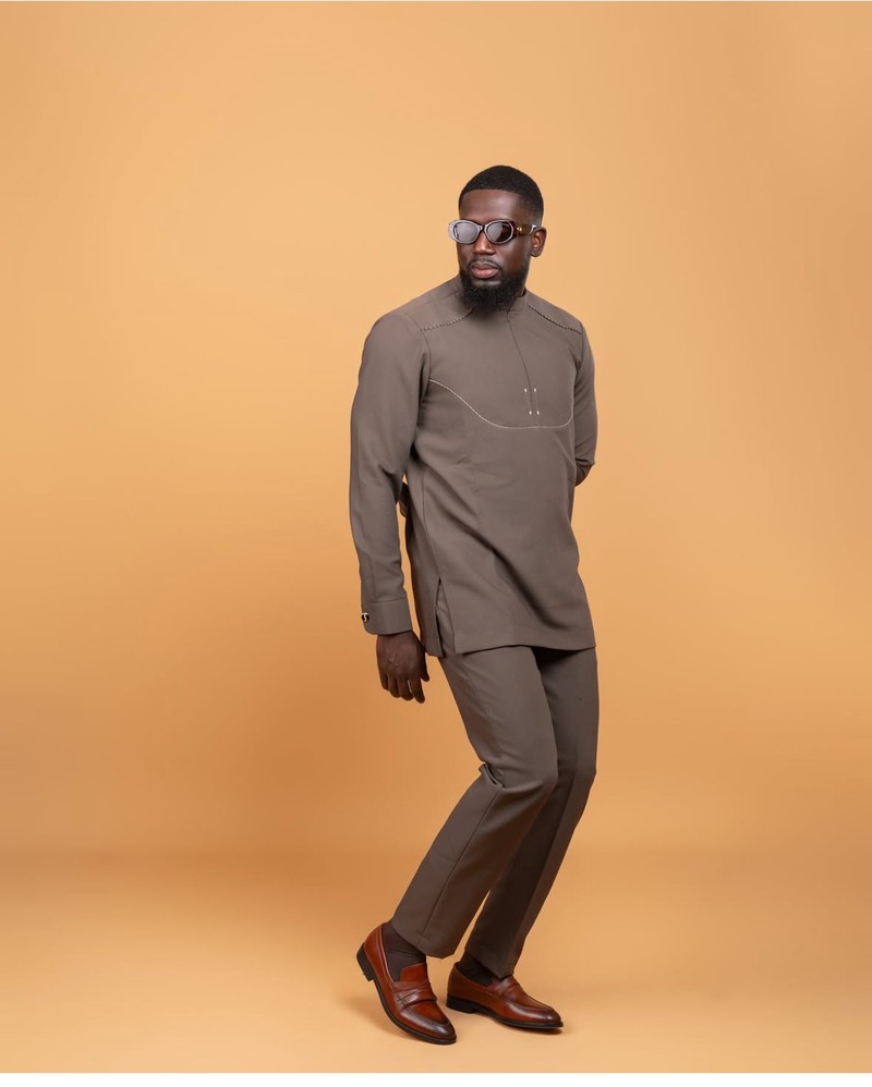 Tenues et Chemises à Motifs Uniques et Couleurs Vibrantes
